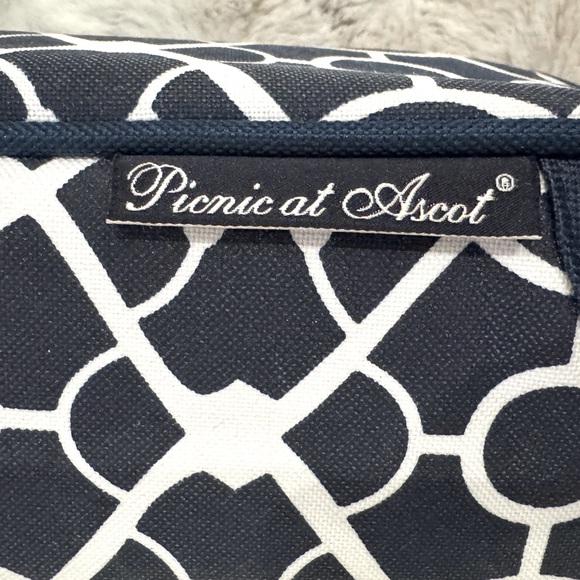 Picnic at Ascot Blue & White Wine & Wine Glasses Carrier - Picture 3 of 5